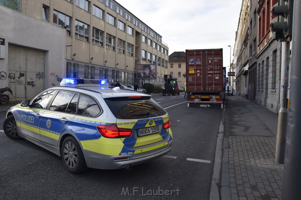 LKW gegen Bruecke wegen Rettungsgasse Koeln Muelheim P14.JPG - Miklos Laubert